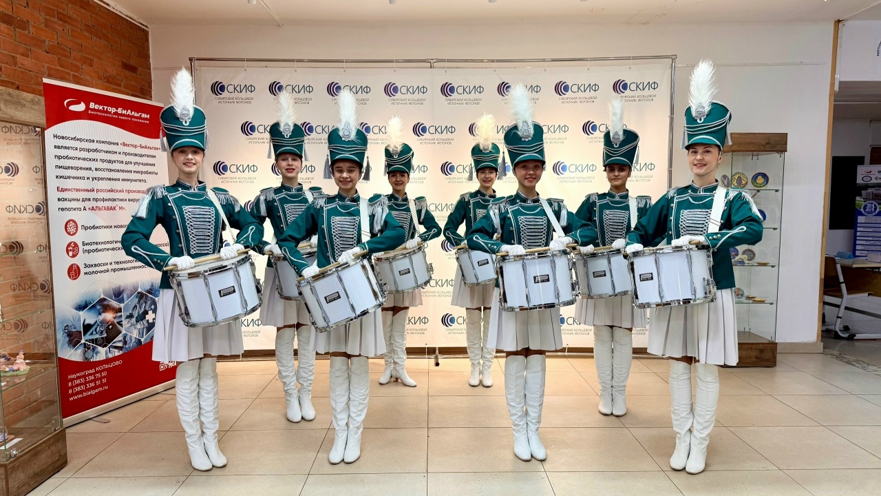 Барабанная дробь «Девчат» «отбила» старт научного конкурса в Кольцово