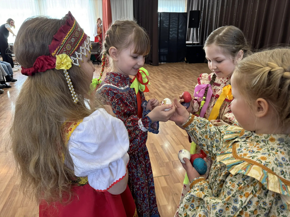 Хороводы, крашенки и чаепитие с куличами на Пасху 