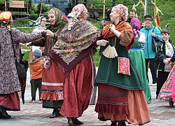 Видео. Фольклорный фестиваль-праздник "На зелёной неделе"